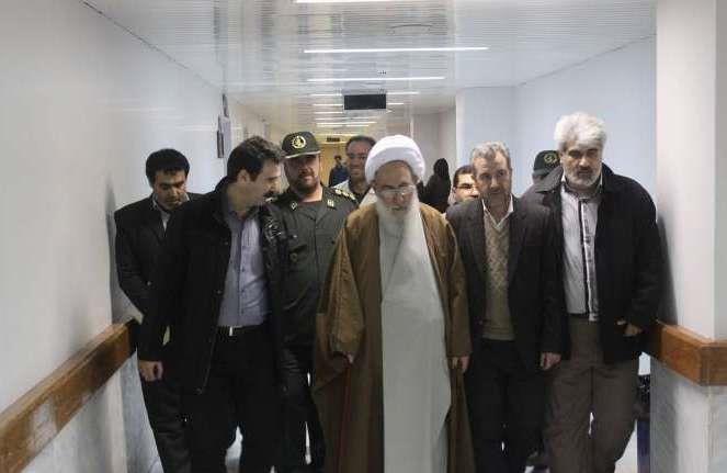 آیت الله مجتهد شبستری از جانباز دفاع مقدس در بیمارستان امام رضا عیادت کرد