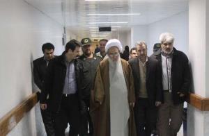 آیت الله مجتهد شبستری از جانباز دفاع مقدس در بیمارستان امام رضا عیادت کرد