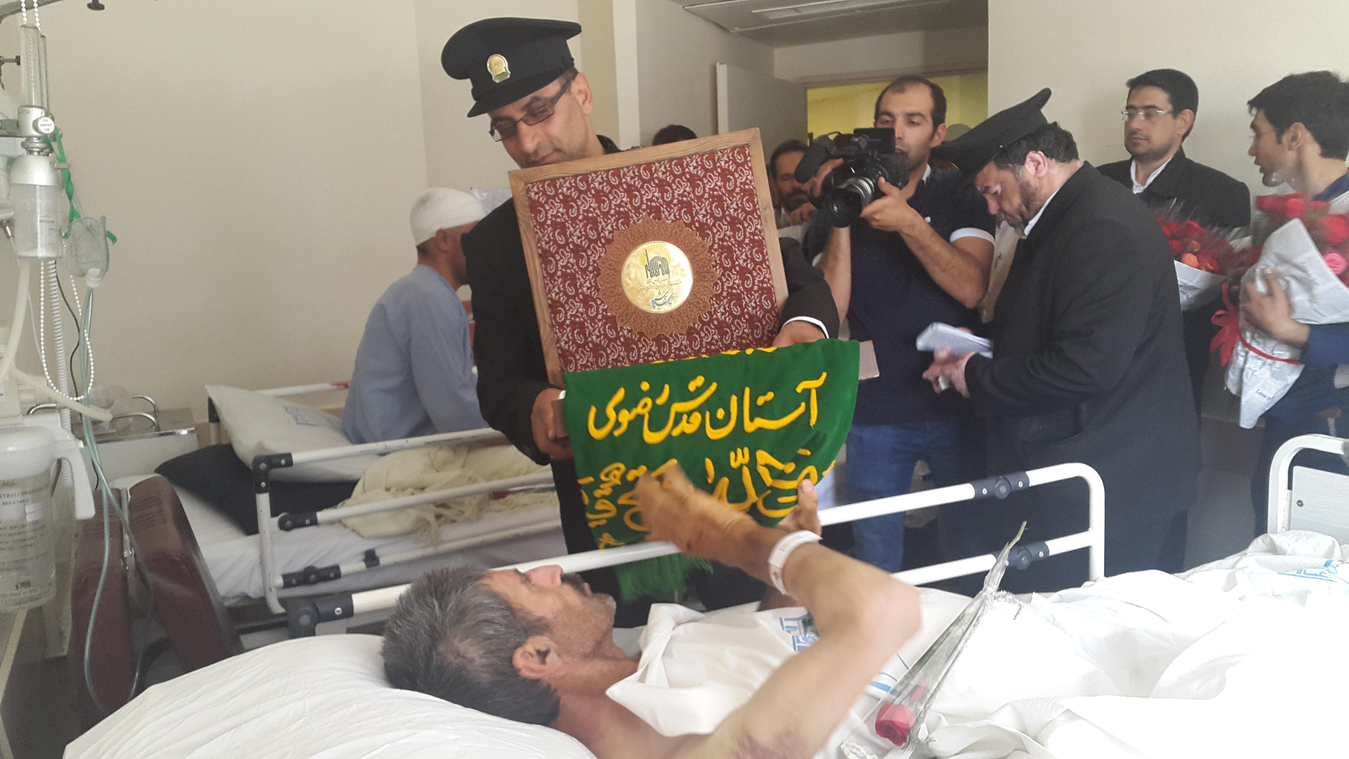 عیادت خادمین حرم مطهر حضرت امام رضا (ع) از بیماران مرکز