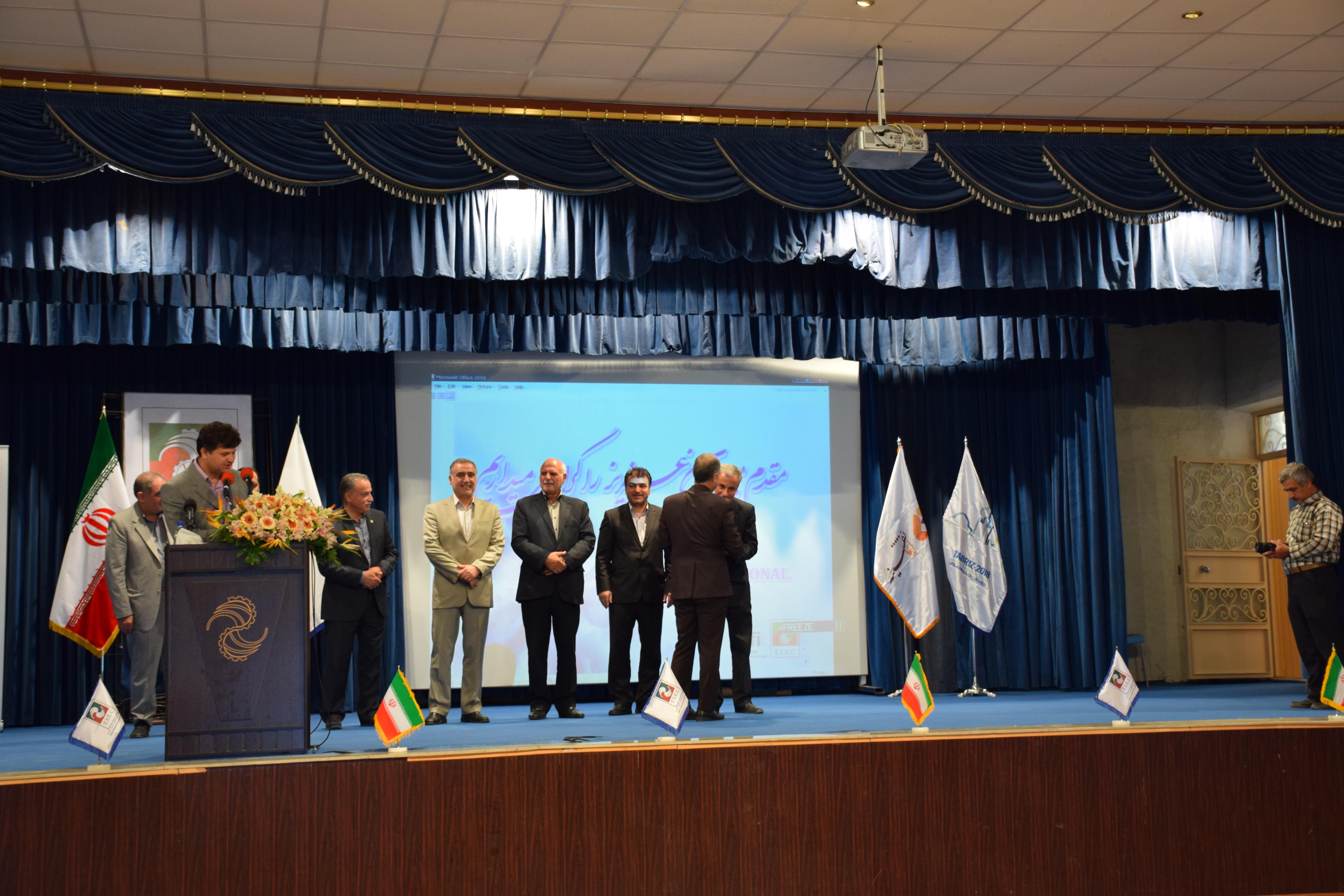 دریافت لوح تقدیر توسط رئیس مرکز در شانزدهمین نمایشگاه بین المللی پزشکی ایران (تبریز هلث)