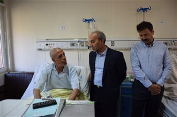 رئیس محترم  دانشگاه جناب آقای دکتر صومی امروز از پدر شهید مدافع حرم عدالت اکبری که در بخش قاضی این مرکز بستری شدند ، عیادت کرد 