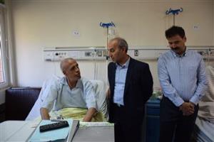 رئیس محترم  دانشگاه جناب آقای دکتر صومی امروز از پدر شهید مدافع حرم عدالت اکبری که در بخش قاضی این مرکز بستری شدند ، عیادت کرد 