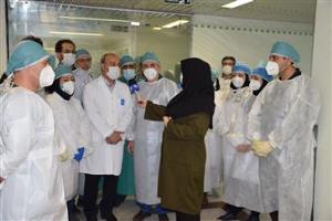 دیدار رئیس دانشگاه علوم پزشکی با کادر آزمایشگاه مرکز
