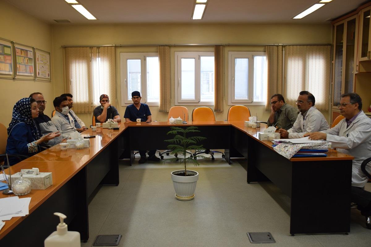 نشست مسئولین بیمارستان امام رضا(ع) با رزیدنت های ارشد گروه های آموزشی جراحی