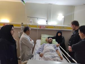 حضور یعقوب هوشیار و پرویز هادی باسمنج  بر بالین  کشتی گیر آسیب دیده