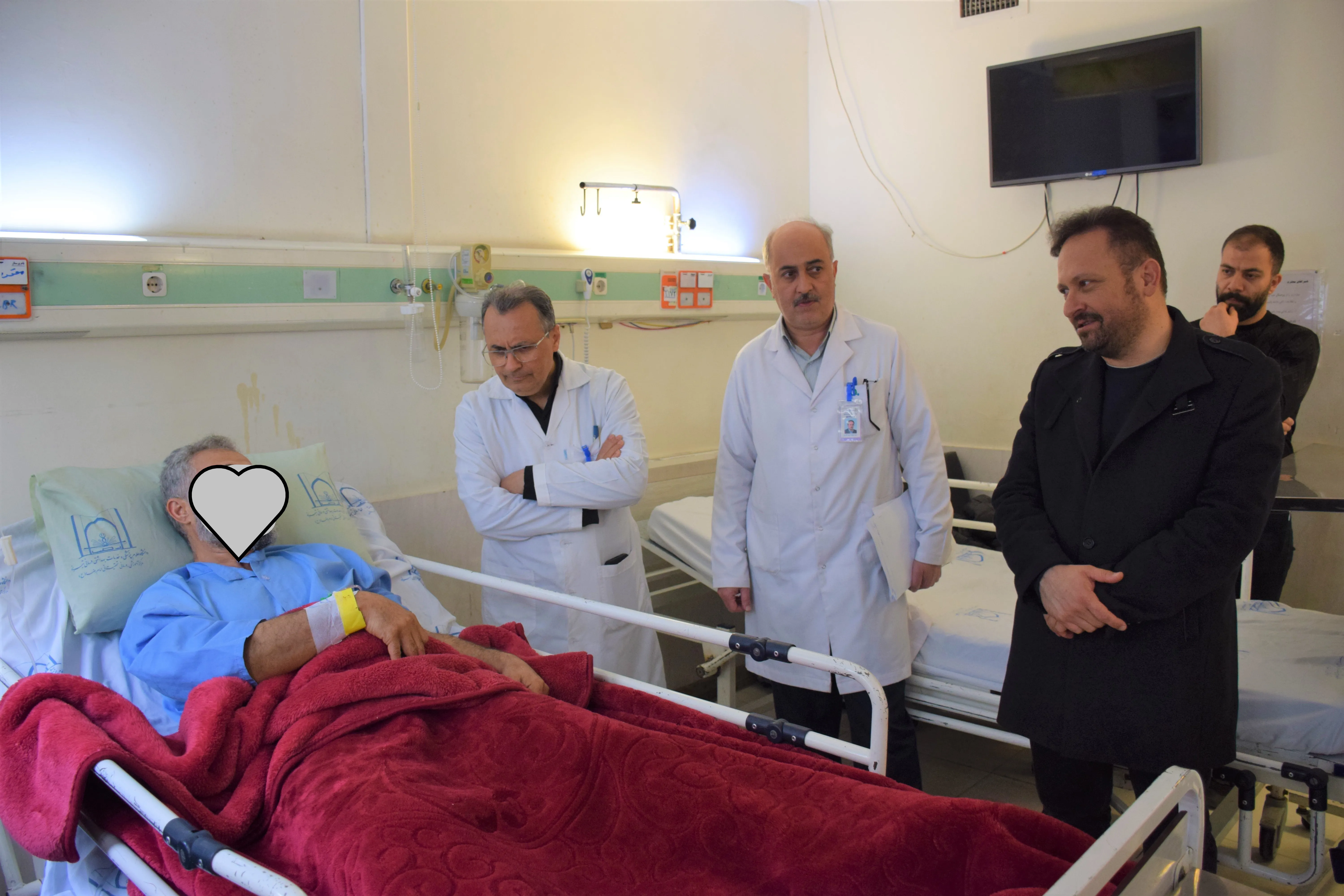 ملاقات معاون درمان دانشگاه علوم پزشکی تبریز با مجروحان جنگی بستری در مرکز آموزشی درمانی امام رضا (ع)