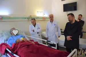 ملاقات معاون درمان دانشگاه علوم پزشکی تبریز با مجروحان جنگی بستری در مرکز آموزشی درمانی امام رضا (ع)