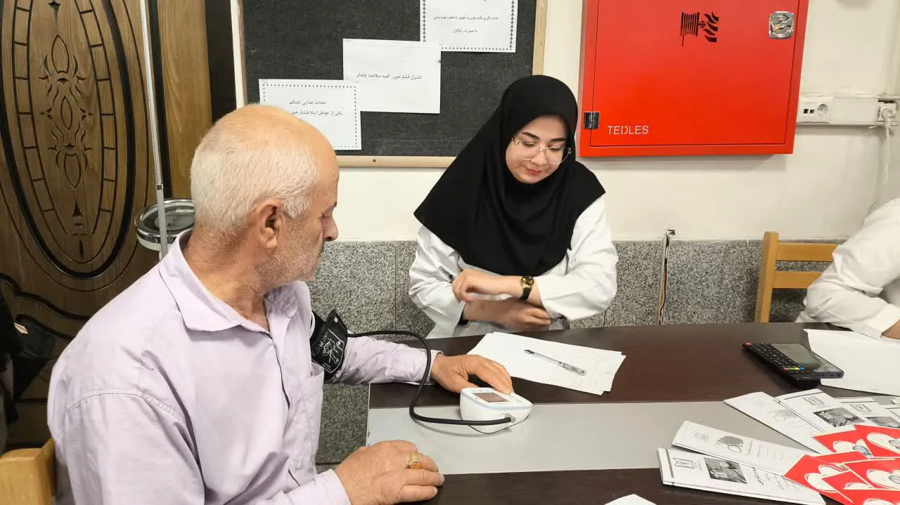 برپایی میز غربالگری فشار خون و پایش شاخص توده بدنی به مناسبت روز جهانی فشار خون در مرکز آموزشی درمانی امام رضا (ع)