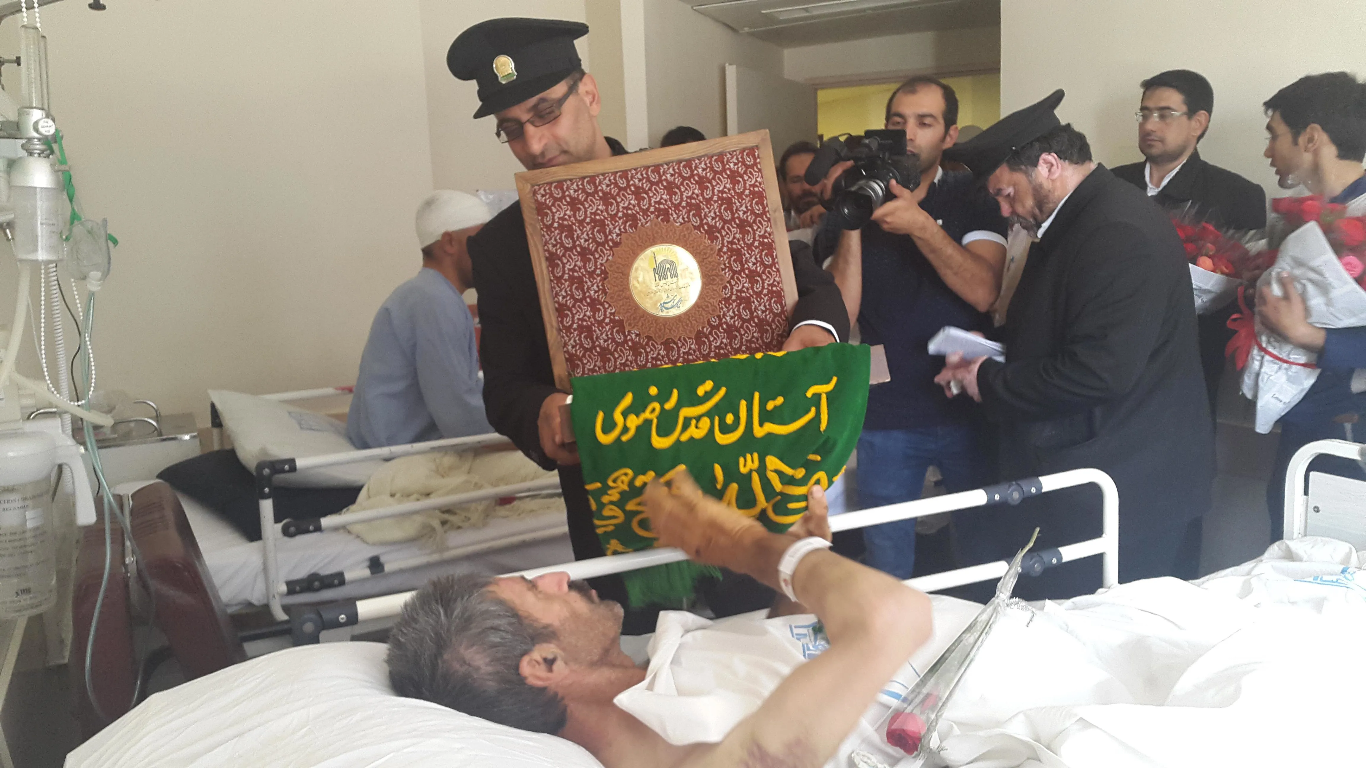 عیادت خادمین حرم مطهر حضرت امام رضا (ع) از بیماران مرکز