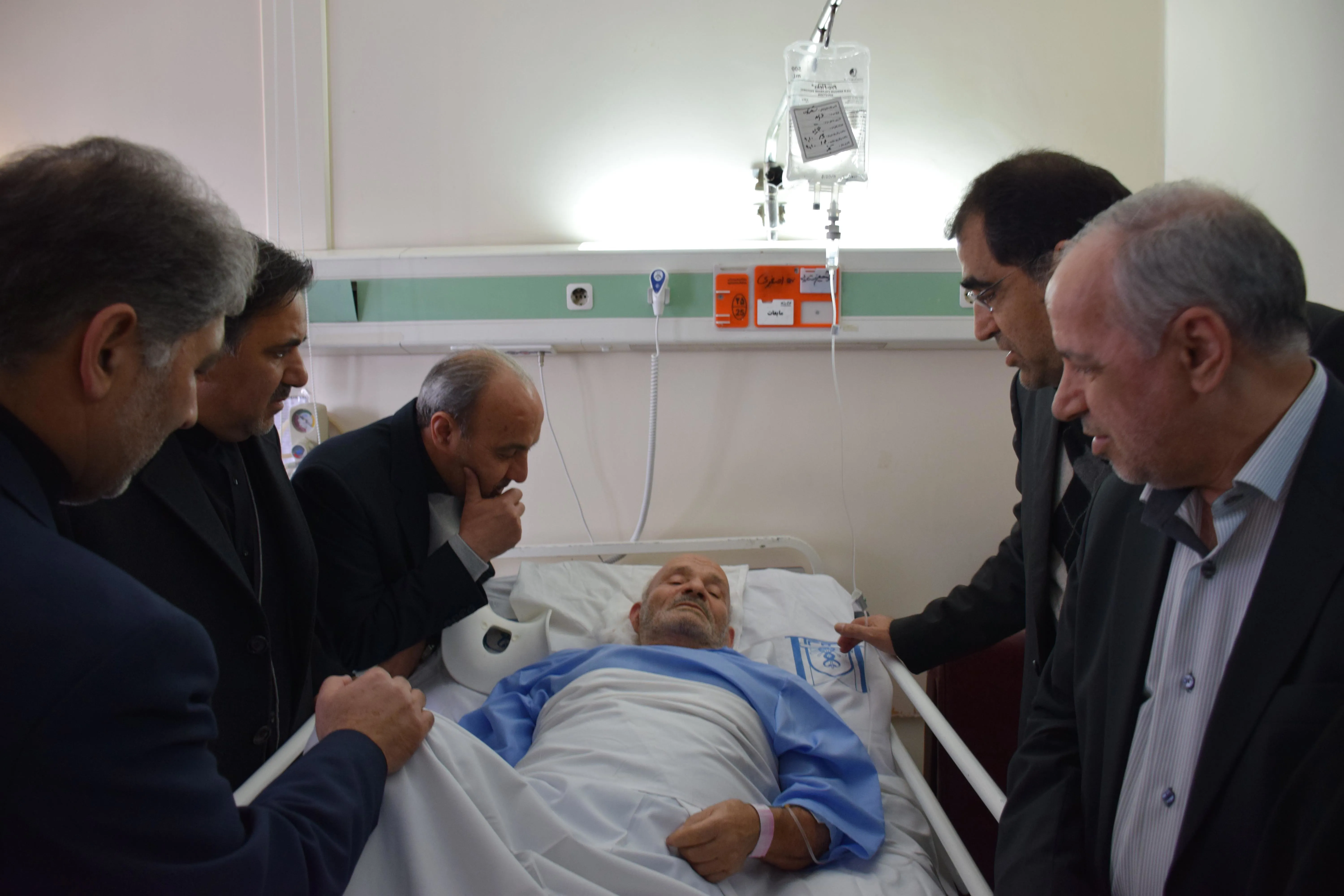 وزیر بهداشت درمان و آموزش پزشکی و وزیر مسکن و شهر سازی از حادثه دیدگان قطار تبریز مشهد در بیمارستان امام رضا تبریز عیادت کردند