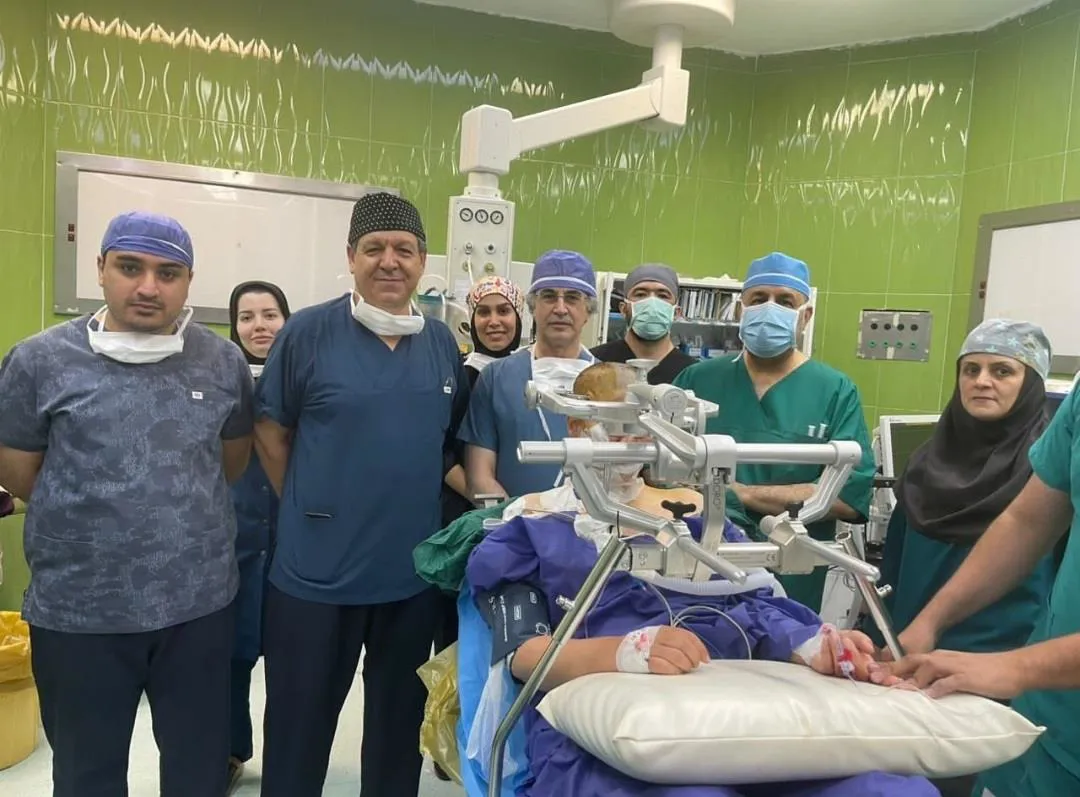 عمل جراحی مغز در حالت نشسته در مرکز آموزشی درمانی امام رضا(ع) تبریز